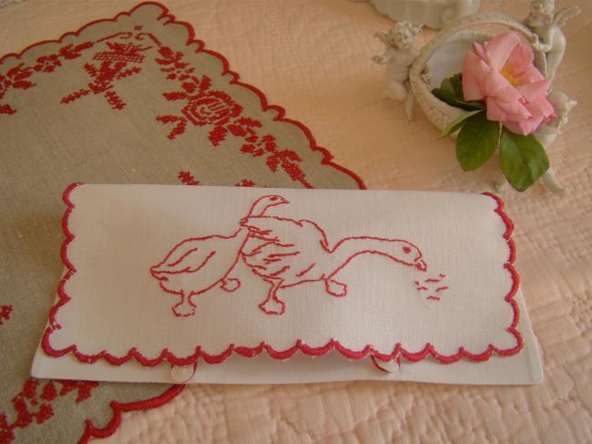 Charmant range-serviette brodé de petites oies, broderie rouge