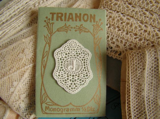 Adorable monogramme J dans un cartouche ajouré en fine batiste 1900-20