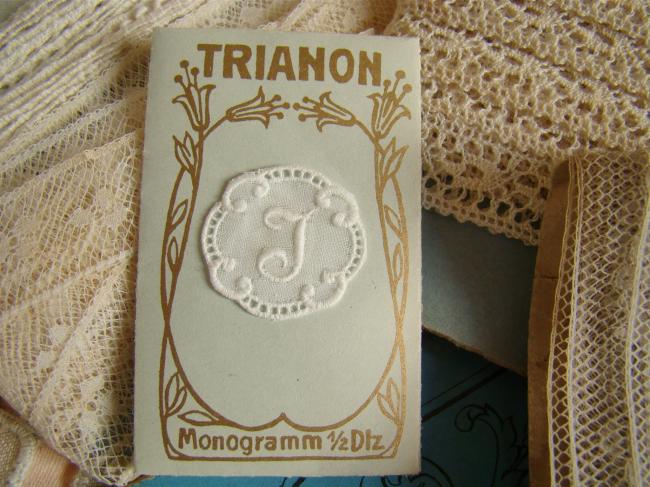 Adorable monogramme J dans un cartouche ajouré de fine batiste 1900-20