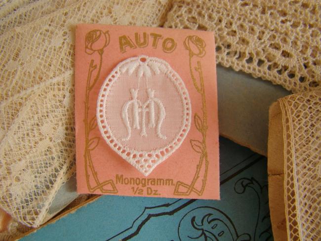 Adorable monogramme MH ou HM dans un cartouche ajouré en fine batiste 1900-20