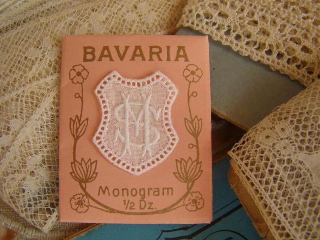 Adorable monogramme MS ou SM dans un cartouche ajouré en fine batiste 1900-20