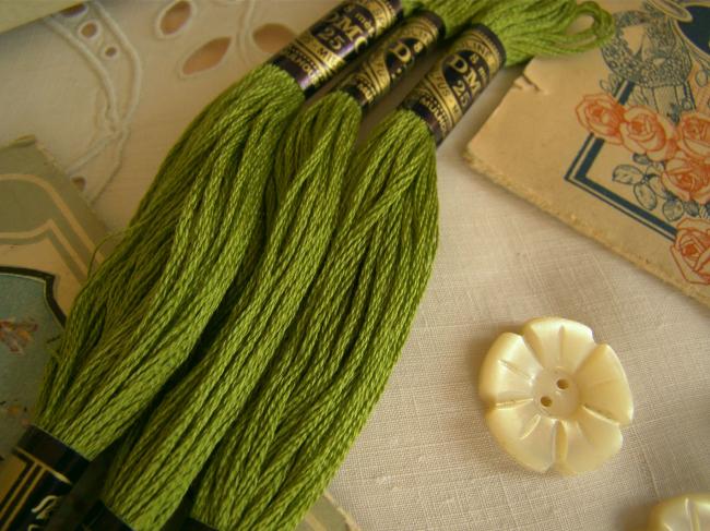 Echeveau Coton mouliné spécial DMC n°25, couleur vert 'Olive' N°470