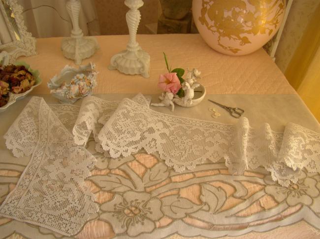 Magnifique ancien bas de rideau en dentelle de filet main, décor fleur de lys
