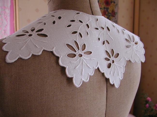 Super collar in linen with scalopped edge and Colbert hand-embroidered flowers