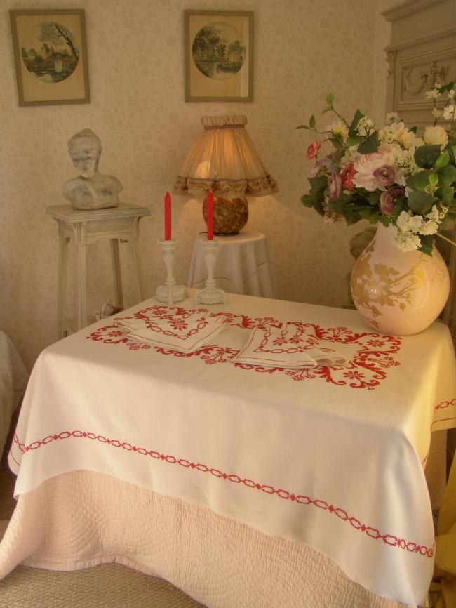 Charmant service de table avec ses 6 serviettes assorties, broderie rouge