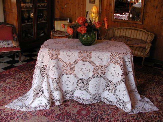 Exceptional banquet tablecloth with Venizia lace and hand-embroidered flowers