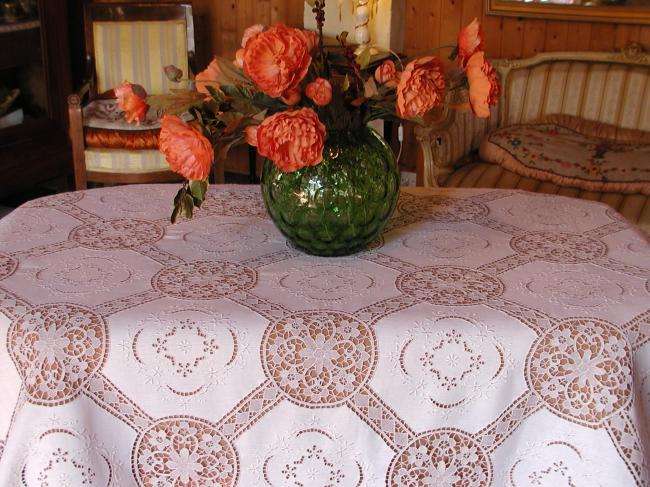 Exceptional banquet tablecloth with Venizia lace and hand-embroidered flowers