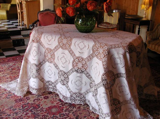 Exceptional banquet tablecloth with Venizia lace and hand-embroidered flowers