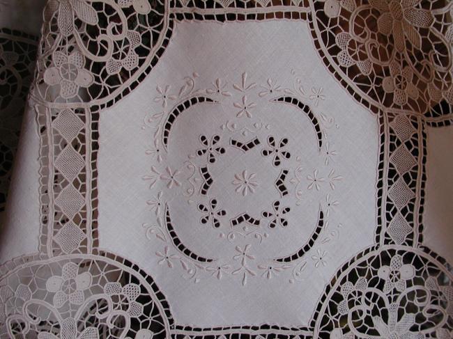 Exceptional banquet tablecloth with Venizia lace and hand-embroidered flowers