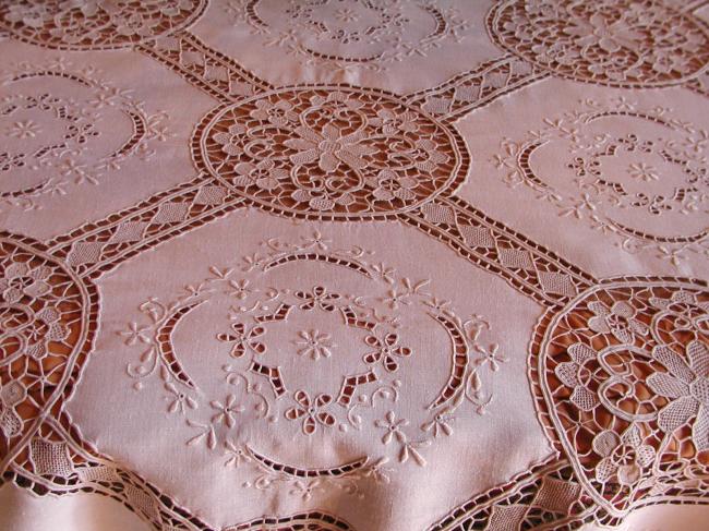 Exceptional banquet tablecloth with Venizia lace and hand-embroidered flowers