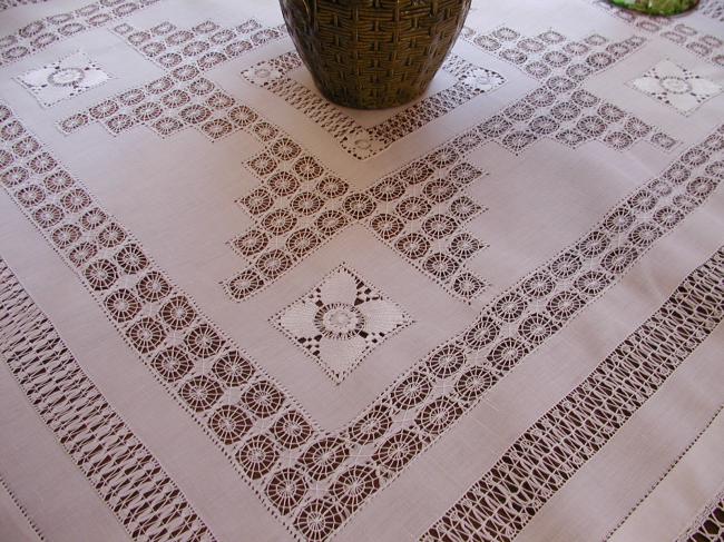 Stunnin tablecloth with Cilaos and Teneriffe drawn thread, crochet lace