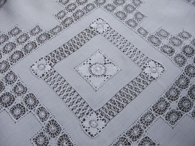 Stunnin tablecloth with Cilaos and Teneriffe drawn thread, crochet lace