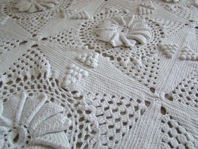 Très beau centre de table en crochet de coton, grains de maïs & marguerites