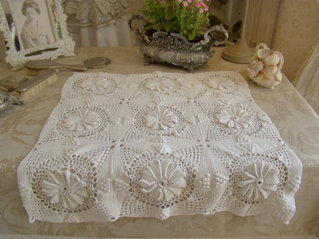 Très beau centre de table en crochet de coton, grains de maïs & marguerites