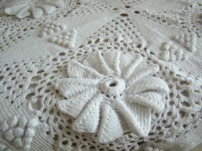 Très beau centre de table en crochet de coton, grains de maïs & marguerites