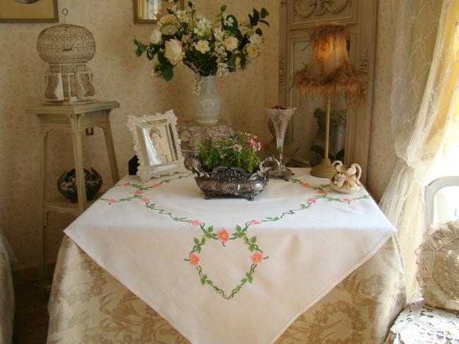 Romantique nappe brodée d'une couronne de fleurs d'églantine