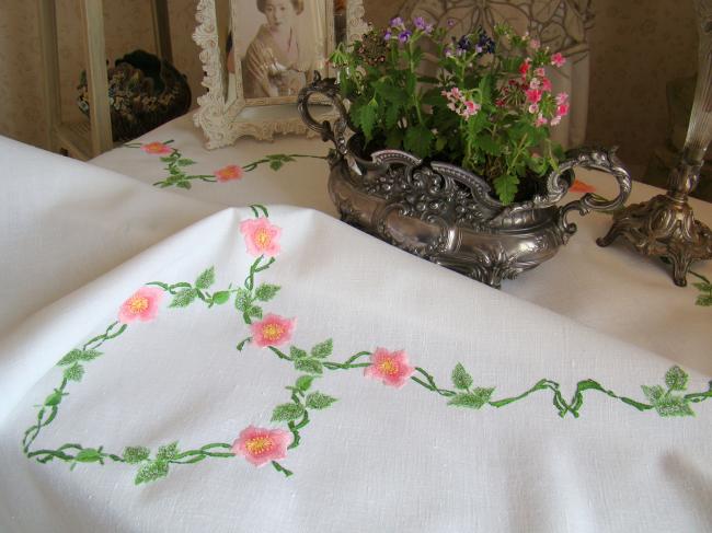 Romantique nappe brodée d'une couronne de fleurs d'églantine