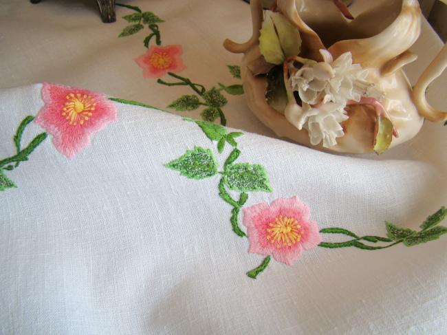 Romantique nappe brodée d'une couronne de fleurs d'églantine