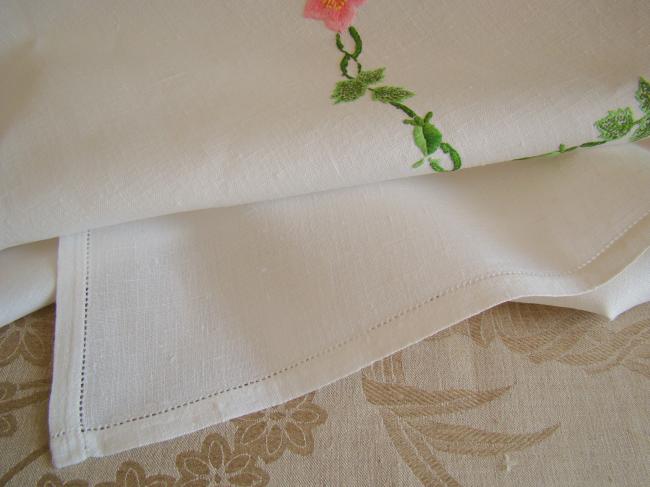 Romantique nappe brodée d'une couronne de fleurs d'églantine