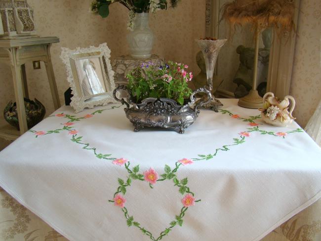 Romantique nappe brodée d'une couronne de fleurs d'églantine