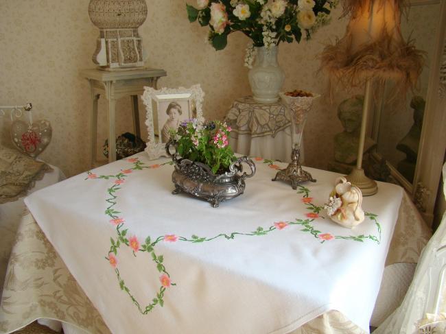 Romantique nappe brodée d'une couronne de fleurs d'églantine