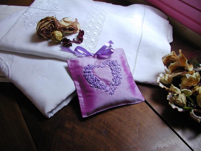 Merveilleuse pochette en taffetas de soie brodé d'un coeur de fleur, parfum rose