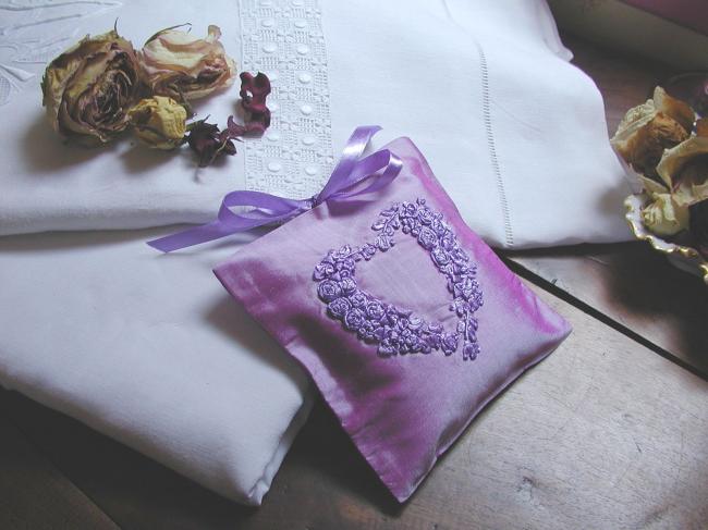 Merveilleuse pochette en taffetas de soie brodé d'un coeur de fleur, parfum rose