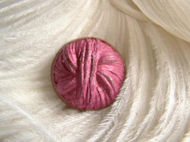 Superbe bouton bombé rond façon noeud en bois, couleur rose fushia