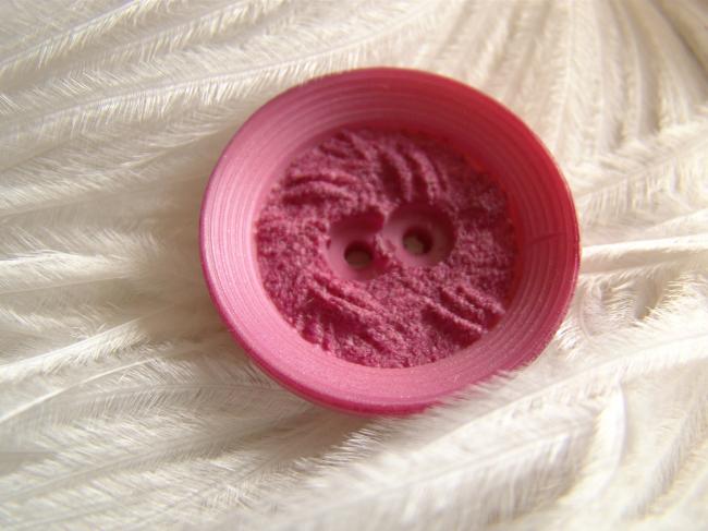 Joli bouton en coupelle, rond façon granité, couleur rose fushia