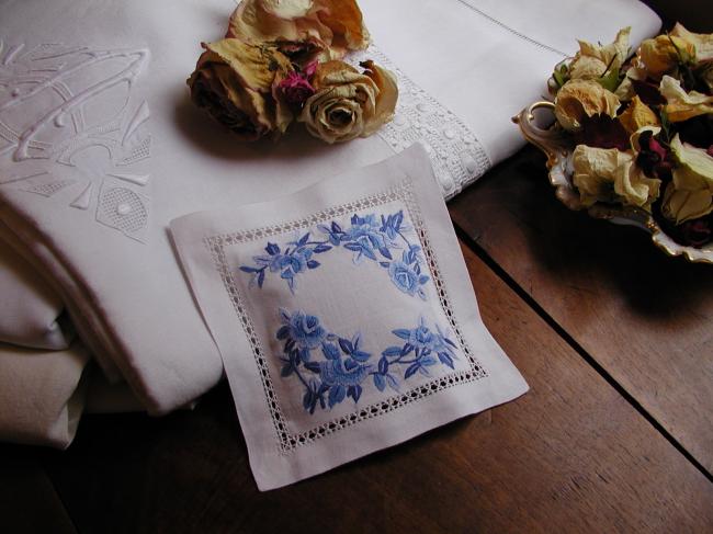 Romantique coussinet de lavande ajouré et brodé de fleurs bleues