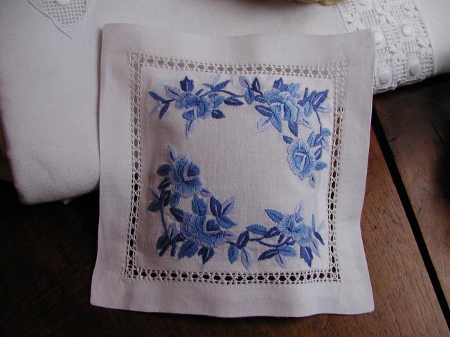 Romantique coussinet de lavande ajouré et brodé de fleurs bleues