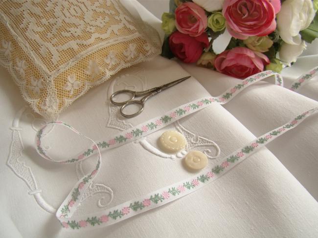 Adorable ruban en coton blanc tissé de fleurs roses et feuillage vert (11mm)