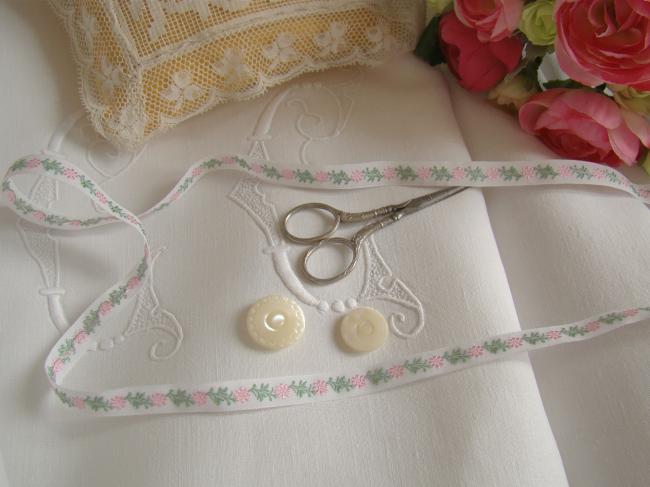Adorable ruban en coton blanc tissé de fleurs roses et feuillage vert (11mm)