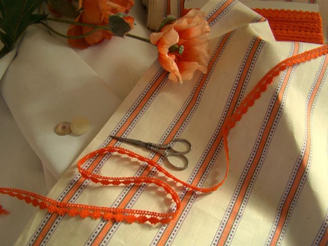 Charming little lace in cotton in orange color, width 12mm