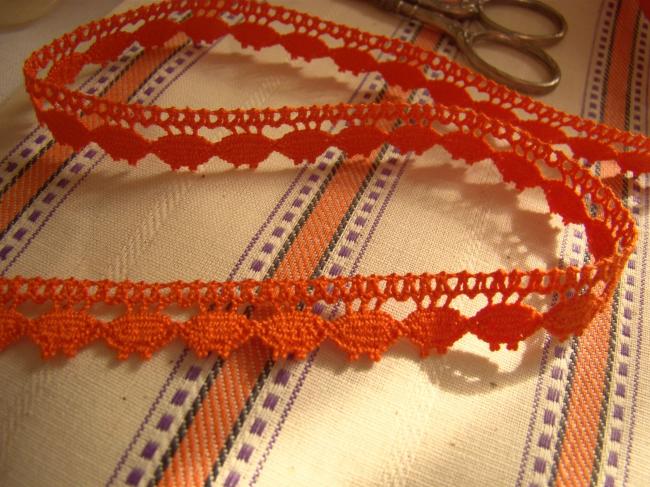 Charming little lace in cotton in orange color, width 12mm