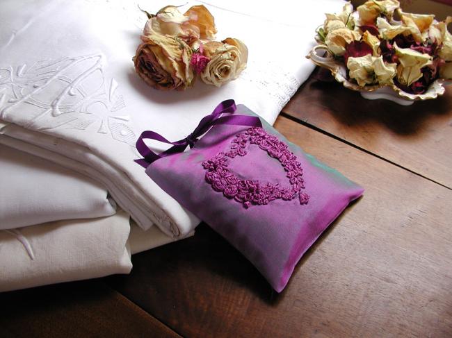 Luxureous rose scent sachet in silk with hand-embroidered heart of flowers