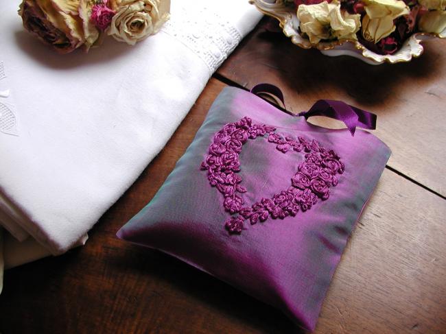 Luxureous rose scent sachet in silk with hand-embroidered heart of flowers