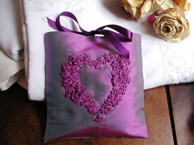 Luxureous rose scent sachet in silk with hand-embroidered heart of flowers