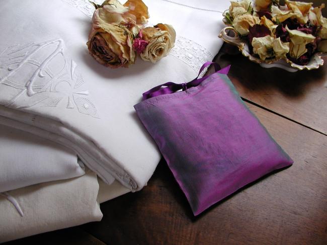 Luxureous rose scent sachet in silk with hand-embroidered heart of flowers