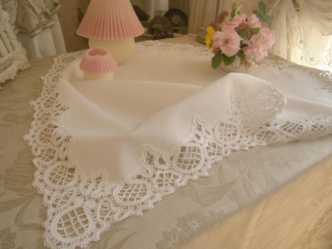 Romantique surnappe en pur fil avec riche bordure en dentelle Renaissance