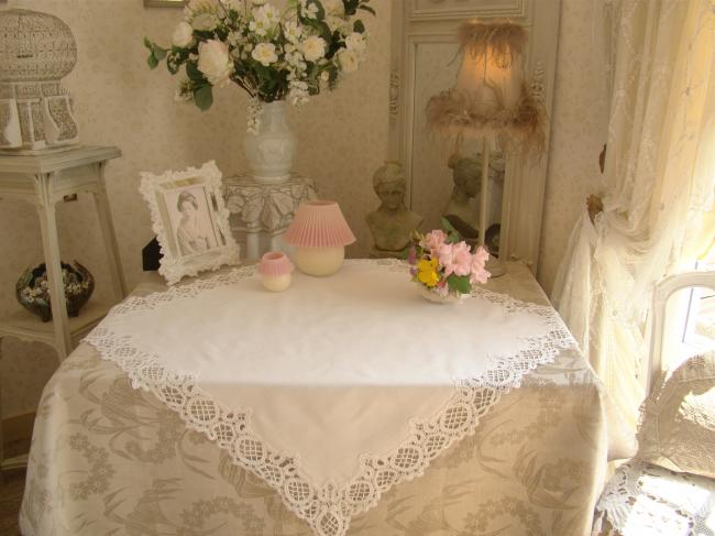 Romantique surnappe en pur fil avec riche bordure en dentelle Renaissance