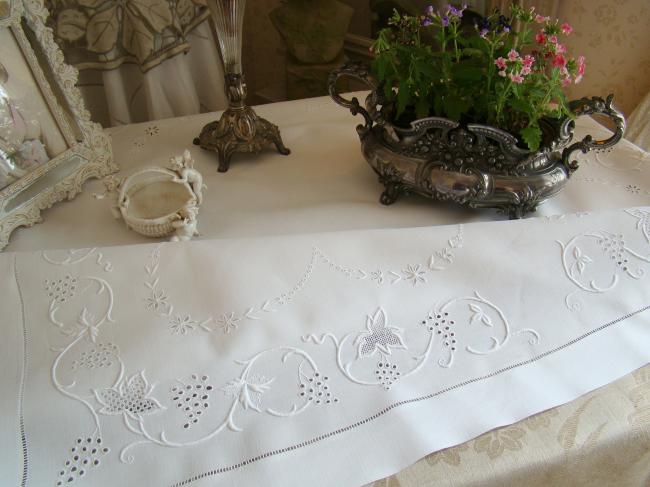 Merveilleuse nappe richement brodée, décor de Vigne et ses grappes 1900