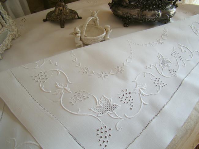 Merveilleuse nappe richement brodée, décor de Vigne et ses grappes 1900