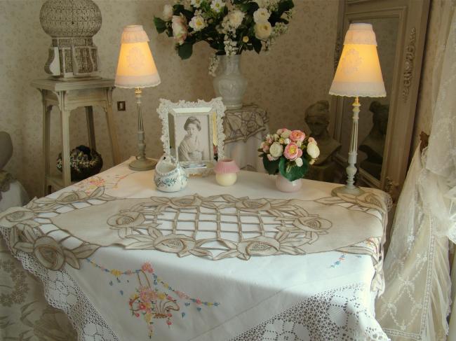 Très romantique grand chemin de table en toile ancienne brodé de roses 1920