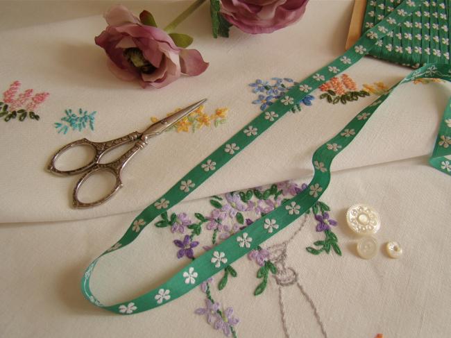 Adorable ancien ruban vert avec fleurette blanche en 10mm