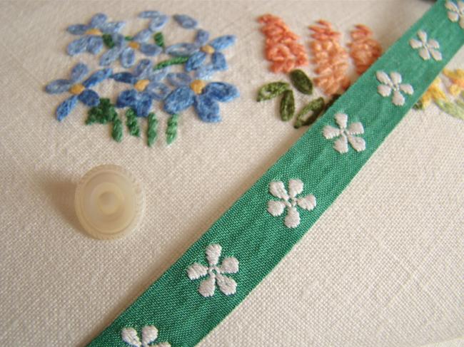 Adorable ancien ruban vert avec fleurette blanche en 10mm