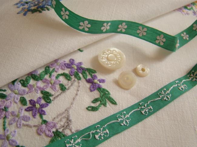 Adorable old little ribbon with vowen in green, white flowers, width 10mm