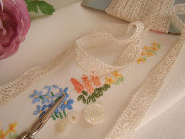 Charming little lace with minutes picots, ecru color , width 16mm