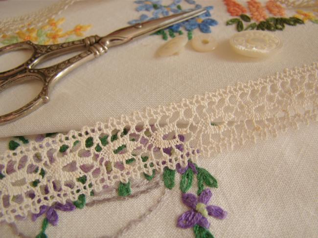 Charming little lace with minutes picots, ecru color , width 16mm