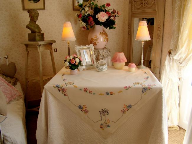 Adorable hand embroidered tablecloth with british garden, so many flowers !